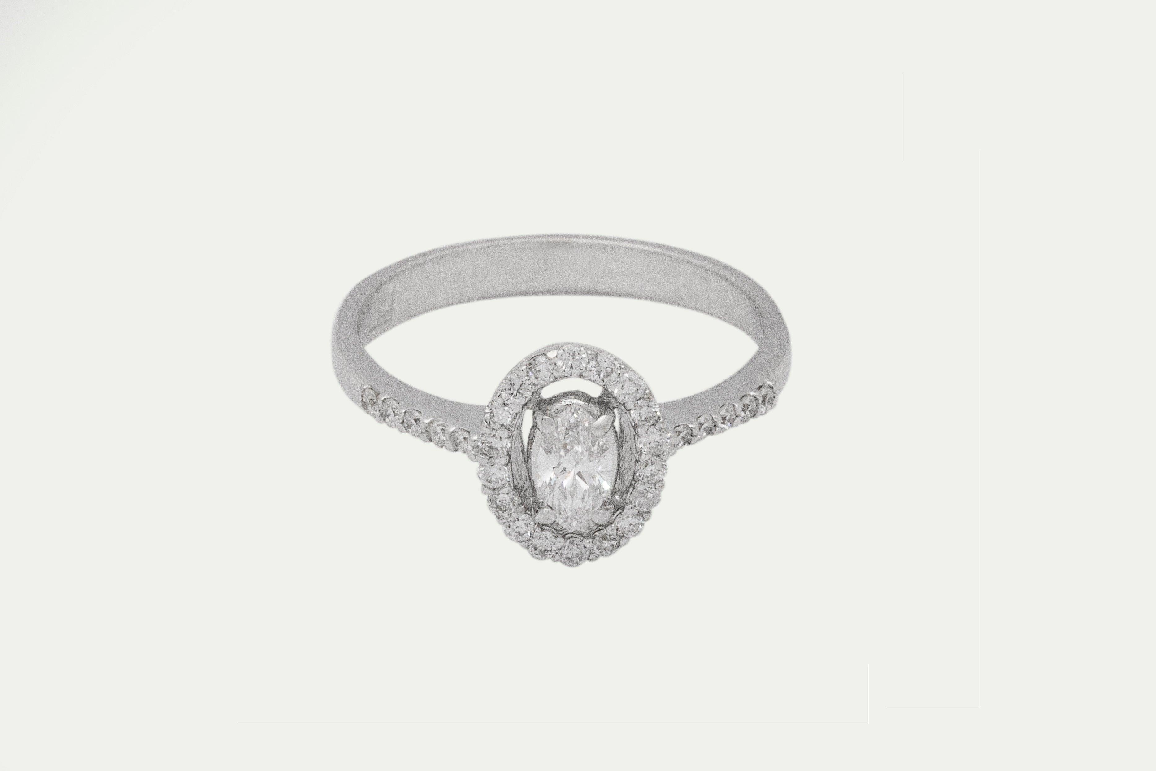 Oval Cut diamond ring in white gold - Anty
